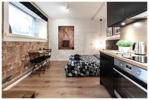 eine Küche und ein Wohnzimmer mit einem Bett darin in der Unterkunft Cosy XS Studio in Tallinn