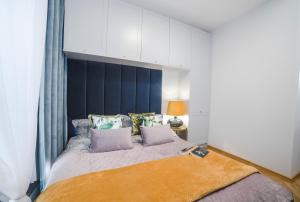 Ένα ή περισσότερα κρεβάτια σε δωμάτιο στο Apartament Warmiński by RENT4YOU