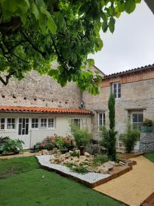 une maison avec un jardin en face dans l'établissement Le Petit bois, à Niort