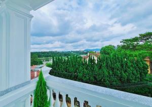 balcone con vista sugli alberi di Peach Valley Hotel Dalat a Da Lat