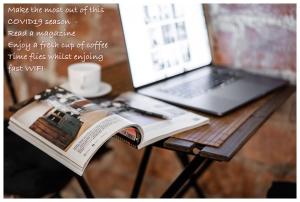 ein Buch auf einem Tisch neben einem Laptop in der Unterkunft Cosy XS Studio in Tallinn