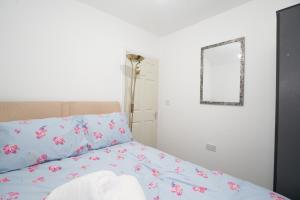 HAGLEY WEST HOUSE, 5 bedrooms with 7 BEDS, 3x doubles beds, 4x singles beds,2 toilets,2 bathrooms, sleeps 7-10 people