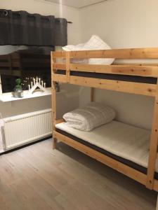 Rúm í herbergi á Bränntorps Gård