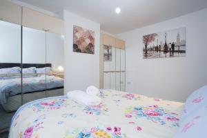 HAGLEY WEST HOUSE, 5 bedrooms with 7 BEDS, 3x doubles beds, 4x singles beds,2 toilets,2 bathrooms, sleeps 7-10 people