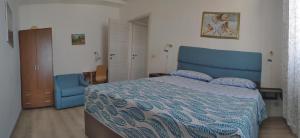 CASA BILO في أنكونا: غرفة نوم بسرير ازرق وكرسي ازرق