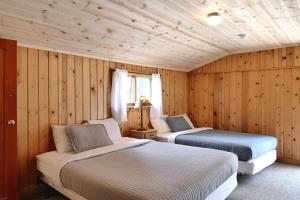 Postel nebo postele na pokoji v ubytování Trail Shop Inn