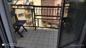 ein Balkon mit einem Stuhl und Blick auf ein Gebäude in der Unterkunft CASA BILO in Ancona