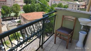 einen Balkon mit einem Stuhl, einem Waschbecken und einem WC in der Unterkunft CASA BILO in Ancona