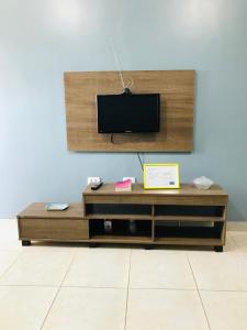 uma sala de estar com uma televisão e uma mesa de centro em Aconchego na Capital do Forró em Caruaru