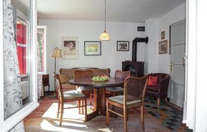 una sala da pranzo con tavolo, sedie e piano cottura di 3 Bedroom Pet Friendly Home In Lamalou-les-bains 