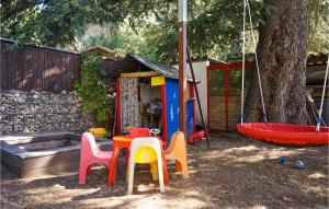 Zona de joacă pentru copii de la 3 Bedroom Pet Friendly Home In Lamalou-les-bains