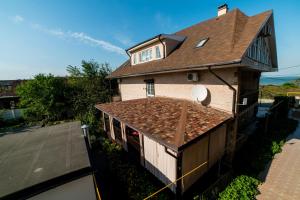 una vista aérea de una casa con techo en Guest House Azov Inn, en Kuchugury