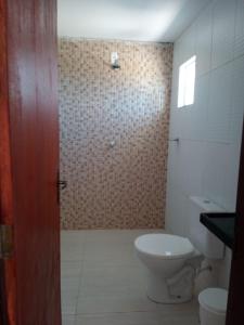 La salle de bains est pourvue de toilettes et d'un lavabo. dans l'établissement Duplex Paraíba Litoral Sul Jacumã Acesso as Melhores Praias do Brasil, à Jacumã