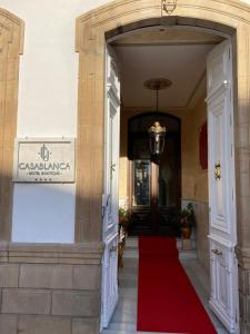 alfombra roja en la entrada de un edificio en HOTEL CASABLANCA BOUTIQUE en Linares