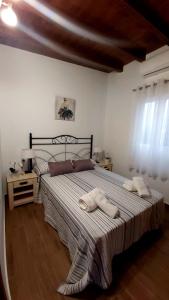 een slaapkamer met een groot bed met 2 kussens erop bij Casa Rural La Resbala - Casa Azul in La Orotava