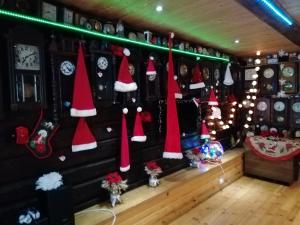 una habitación con adornos de Navidad en una pared en Kučuru dzirnavas, en Lautere