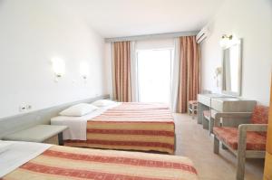 Postel nebo postele na pokoji v ubytování Fourtounis Hotel