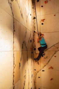 ツェルマットにあるNomad by CERVO Mountain Resortの女が登り壁を登っている
