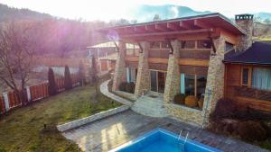 une maison avec une piscine en face de celle-ci dans l'établissement Luxury houses in Dobrinishte, à Dobrinichte