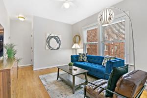Istumisnurk majutusasutuses 1BR Apartment in Rogers Park with King Bed - Lunt 2E