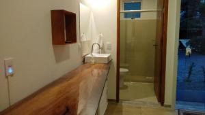 e bagno con lavandino, servizi igienici e doccia. di Green Lodge Eco Life Hotel a Florianópolis