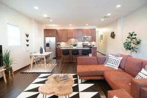 sala de estar con sofá y cocina en 2BR Airy & Tidy Apt with Free Covered Parking - Central Modern en Chicago