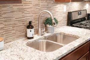 Dapur atau dapur kecil di 2BR Airy & Tidy Apt with Free Covered Parking - Central Modern +40 gambar