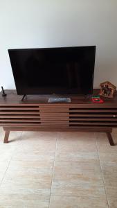 TV a/nebo společenská místnost v ubytování Apartamento mobiliado com varanda no centro de paulo afonso