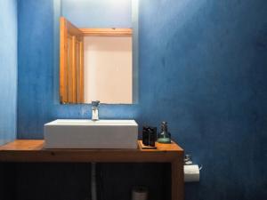 łazienka z białą umywalką i lustrem w obiekcie St. George Studios w mieście Rodos +25 zdjęć