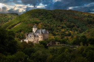 an old castle in the middle of a mountain at Marienzimmer in Weibern