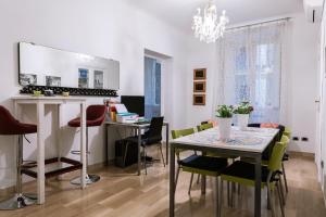 una sala da pranzo con tavolo e sedie di Casa Linnea Vacanze a Roma