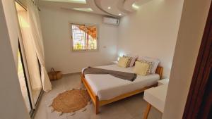 - une petite chambre avec un lit et une fenêtre dans l'établissement Villa Lina Moderne toute équipée & Piscine, à Midoun
