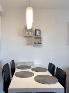 una sala de conferencias con una mesa con sillas y una lámpara. en Apartment Lilly, en Rijeka