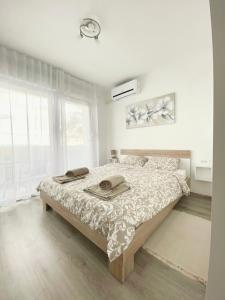Habitación blanca con cama y ventana en Apartment Lilly, en Rijeka