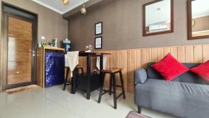 ein Wohnzimmer mit einem Sofa und einem Tisch in der Unterkunft Gateway Pasteur 2 BR tower depan Jade 11 C in Bandung