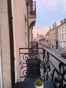 Ein Balkon oder eine Terrasse in der Unterkunft chez Muriel,T2 de charme, parc Ste Marie, Nancy Thermal, Mon Désert