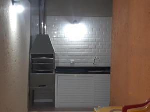 Virtuvė arba virtuvėlė apgyvendinimo įstaigoje Linda casa com vista pro mar!!