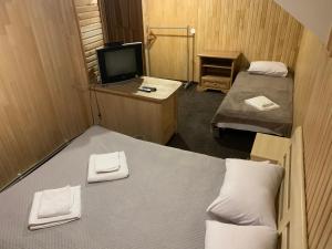 ヤブルニツァにあるTranzytのベッド2台とテレビが備わる小さな客室です。