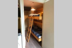 מיטה או מיטות קומותיים בחדר ב-Residence les bleuets