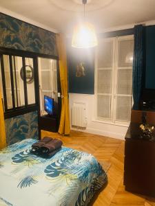 Appartement centre Fontainebleau في فونتينبلو: غرفة نوم عليها سرير ومخدة