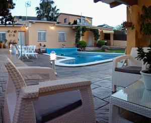 The swimming pool at or close to Chalet vacacional con piscina privada y barbacoa