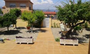 A garden outside Chalet vacacional con piscina privada y barbacoa