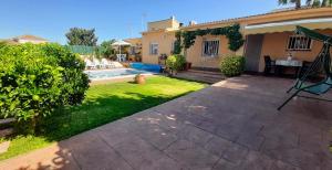 The swimming pool at or close to Chalet vacacional con piscina privada y barbacoa