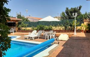 The swimming pool at or close to Chalet vacacional con piscina privada y barbacoa
