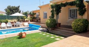The swimming pool at or close to Chalet vacacional con piscina privada y barbacoa