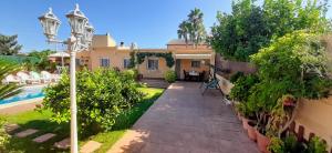 una casa con un sentiero che conduce a una piscina di Chalet con piscina privada y barbacoa a Tarragona