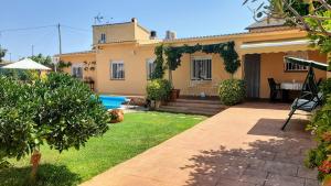 The swimming pool at or close to Chalet vacacional con piscina privada y barbacoa