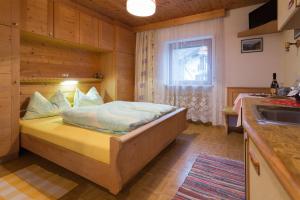 una camera con un grande letto in una cucina di Ferienwohnungen Parth a Lasa