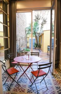 トゥールーズにあるTOULOUSAINE DE STANDING - GARAGE - COUR - CINEMAのパティオ付きの客室で、テーブルと椅子が備わります。