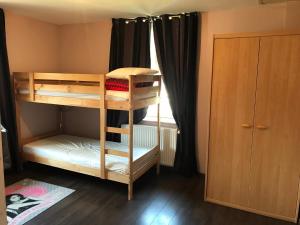 Двуетажно легло или двуетажни легла в стая в Rochire Location 2